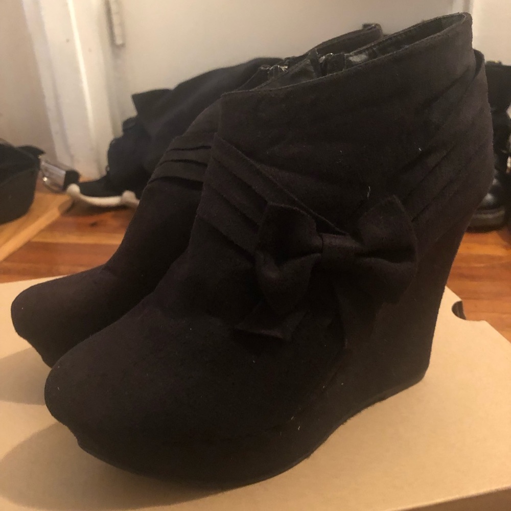 Black wedges